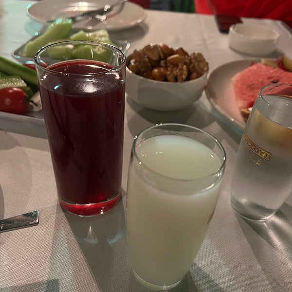 Das Foto wurde bei KoyuMavi Balık Restaurant von M.Efe Ç. am 6/5/2023 aufgenommen