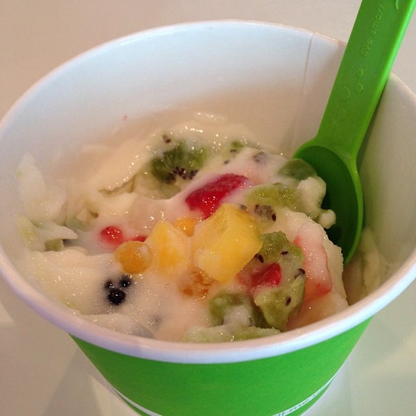 10/19/2013 tarihinde Sara W.ziyaretçi tarafından YoDaddio Frozen Yogurt'de çekilen fotoğraf