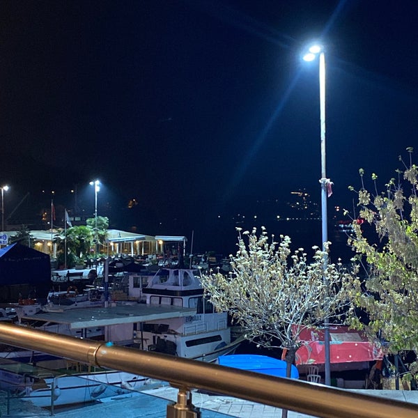 Foto diambil di Dolphin Balık Restaurant oleh Rena V. pada 11/1/2020