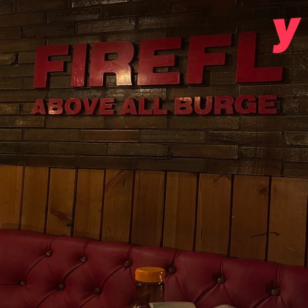 รูปภาพถ่ายที่ Firefly Burger โดย M เมื่อ 2/21/2023