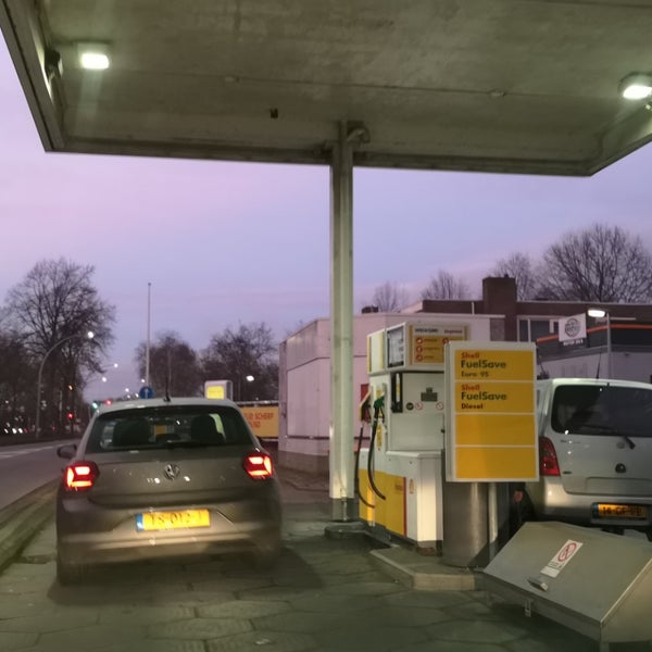 รูปภาพถ่ายที่ Shell Express โดย Geert H. เมื่อ 1/3/2019