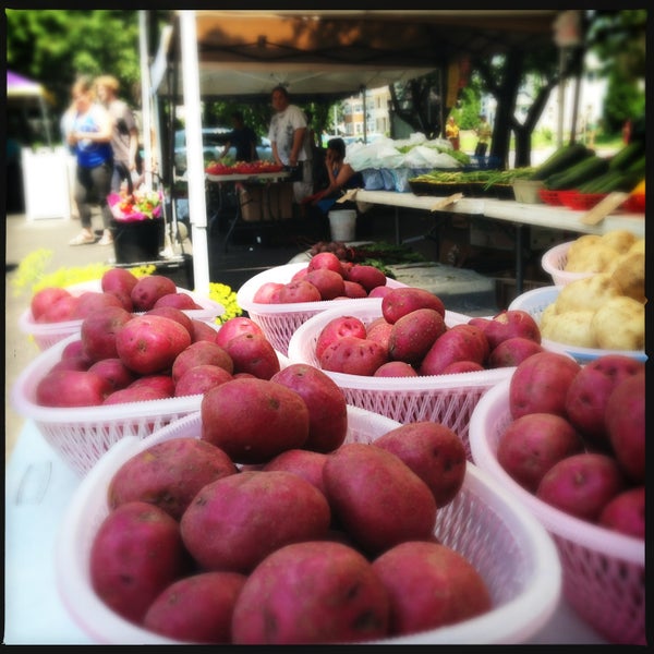 7/20/2013 tarihinde Chuck O.ziyaretçi tarafından Northeast Minneapolis Farmers Market'de çekilen fotoğraf