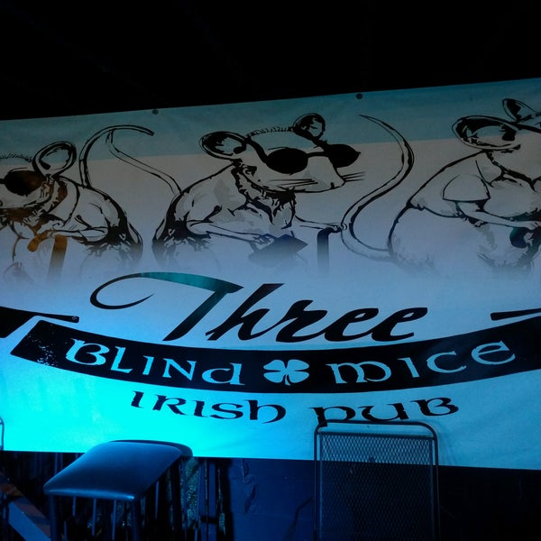 Foto scattata a Three Blind Mice Irish Pub da Brian M. il 8/6/2016