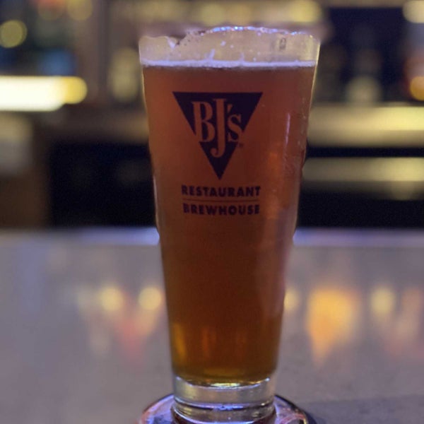 Photo taken at BJ&#39;s Restaurant &amp; Brewhouse by Robert S. on 10/11/2021