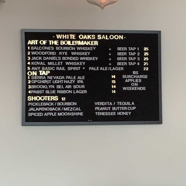 Foto diambil di White Oaks Saloon Bar &amp; Dining oleh Mike B. pada 12/9/2022