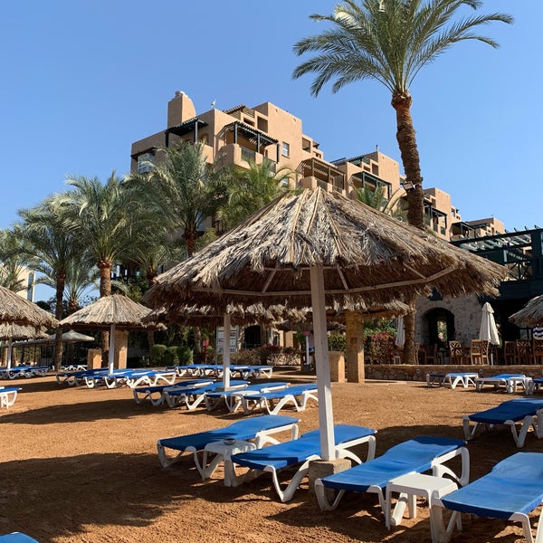 รูปภาพถ่ายที่ Mövenpick Resort &amp; Residences Aqaba โดย Mike B. เมื่อ 4/26/2019
