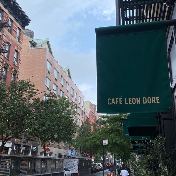 รูปภาพถ่ายที่ Café Leon Dore โดย A7MD ♎️ .. เมื่อ 7/14/2023