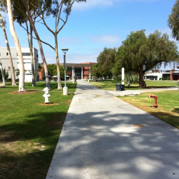 Foto diambil di Orange Coast College oleh Darren L. pada 8/12/2013.