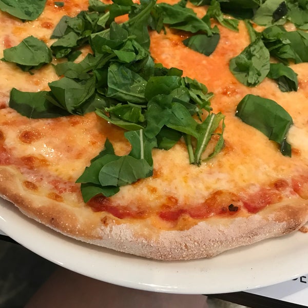 Foto tirada no(a) Piola Pizza por Selin A. em 6/28/2018