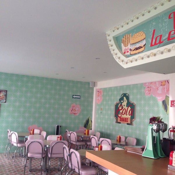 รูปภาพถ่ายที่ Lola Shake Burger House โดย Mariana P. เมื่อ 10/12/2015