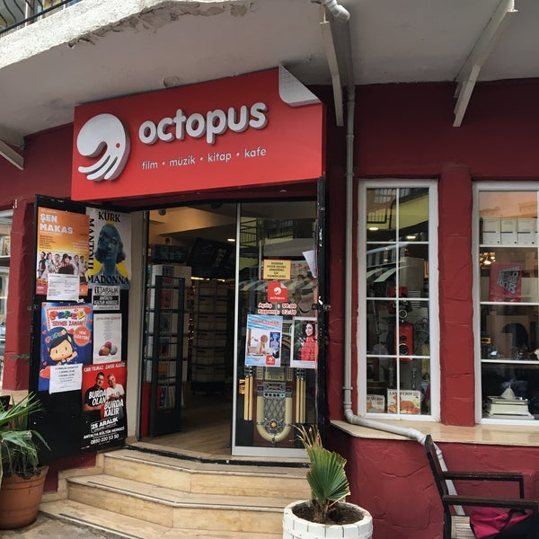 Foto diambil di Octopus Book &amp; Cafe oleh bus07d pada 11/30/2019