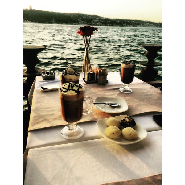 Das Foto wurde bei Çeşmîdil Cafe &amp; Restaurant von Özge S. am 5/10/2015 aufgenommen