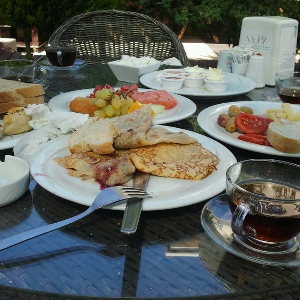 Das Foto wurde bei Tepe Tesisleri Cafe Restaurant Kır Düğün Salonu von Firat A. am 9/21/2013 aufgenommen