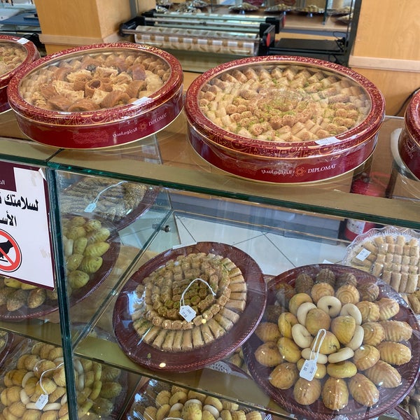 Foto tirada no(a) Diplomat Sweets por Tariq ط. em 3/24/2023