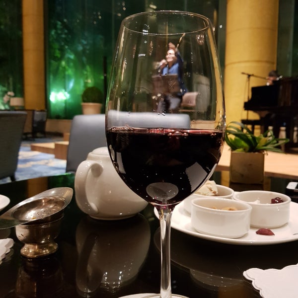 8/21/2017 tarihinde Martin Jude G.ziyaretçi tarafından Lobby Lounge at Makati Shangri-La'de çekilen fotoğraf