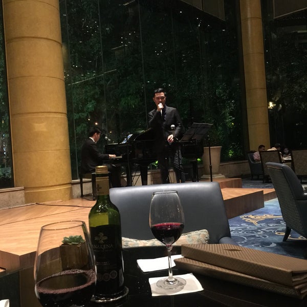 1/15/2018 tarihinde Martin Jude G.ziyaretçi tarafından Lobby Lounge at Makati Shangri-La'de çekilen fotoğraf