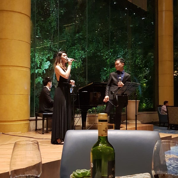 Photo taken at Lobby Lounge at Makati Shangri-La by Martin Jude G. on 1/15/2018