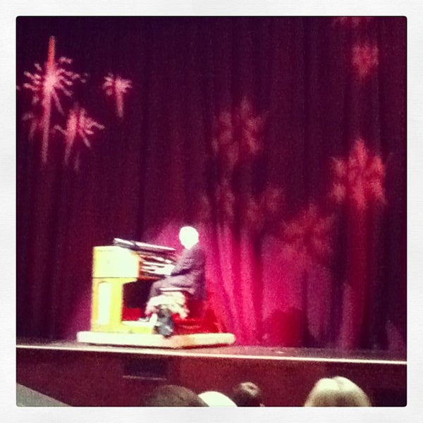 รูปภาพถ่ายที่ Harry Bollback Performing Arts Center โดย Mike D. เมื่อ 12/16/2012