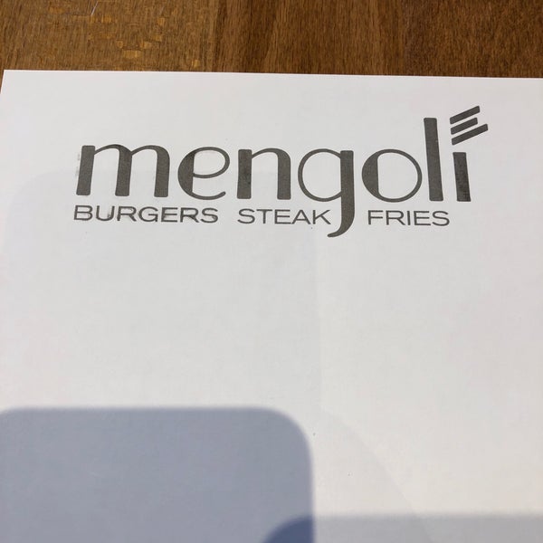 รูปภาพถ่ายที่ Mengoli Burgers Steak Fries โดย ALİ เมื่อ 9/17/2019