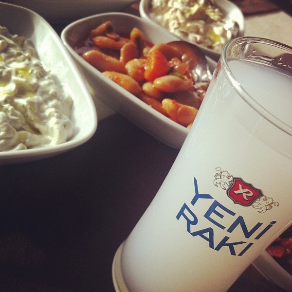 Foto tomada en Gökçeada Otel Et ve Balık Restaurant  por Gülşah E. el 10/28/2012