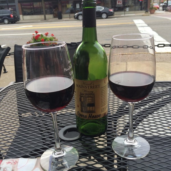 Foto tomada en Howell&#39;s Main Street Winery  por Vikki D. el 7/25/2014
