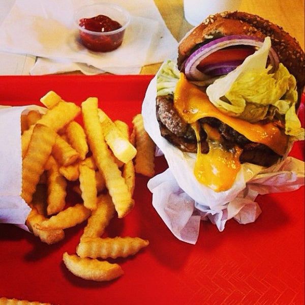 Foto scattata a Lobby&#39;s Beef-Burgers-Dogs da Lobby S. il 9/20/2014