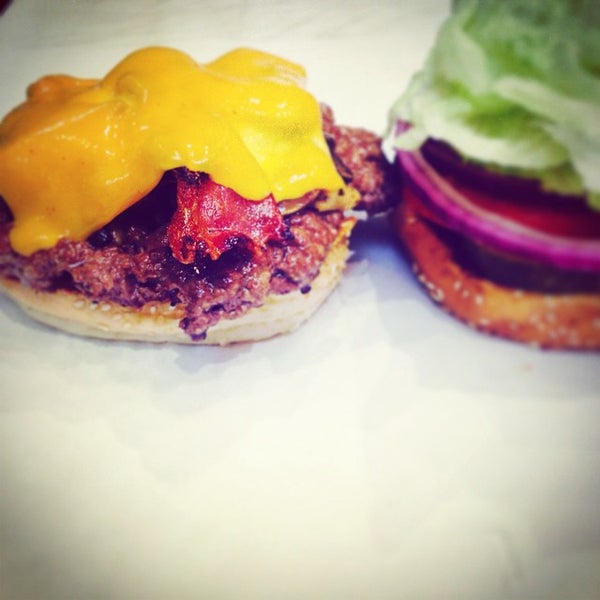 Foto scattata a Lobby&#39;s Beef-Burgers-Dogs da Lobby S. il 9/13/2014