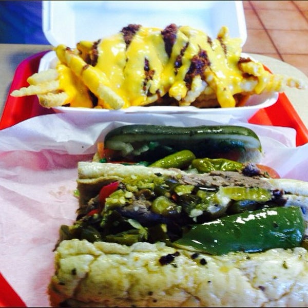 Foto scattata a Lobby&#39;s Beef-Burgers-Dogs da Lobby S. il 9/14/2014