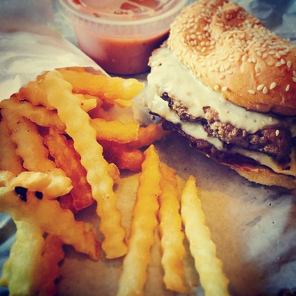 Foto scattata a Lobby&#39;s Beef-Burgers-Dogs da Lobby S. il 8/24/2014