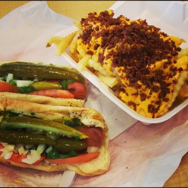Foto scattata a Lobby&#39;s Beef-Burgers-Dogs da Lobby S. il 7/25/2014