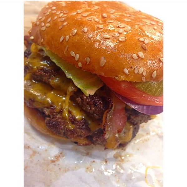 Foto scattata a Lobby&#39;s Beef-Burgers-Dogs da Lobby S. il 9/27/2014