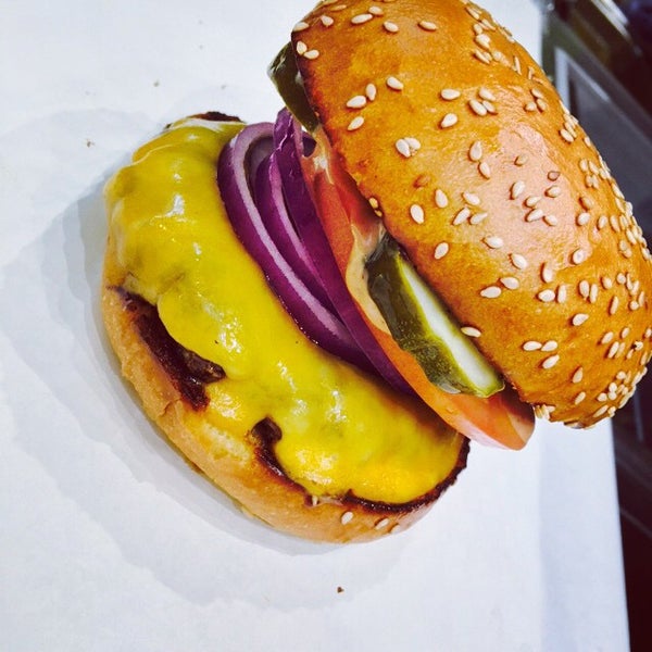 Foto scattata a Lobby&#39;s Beef-Burgers-Dogs da Lobby S. il 11/9/2014