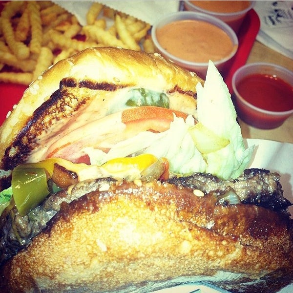 Foto scattata a Lobby&#39;s Beef-Burgers-Dogs da Lobby S. il 10/28/2014