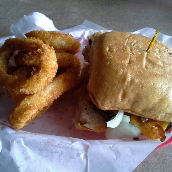Foto scattata a Moonies Burger House da Trey M. il 11/9/2013