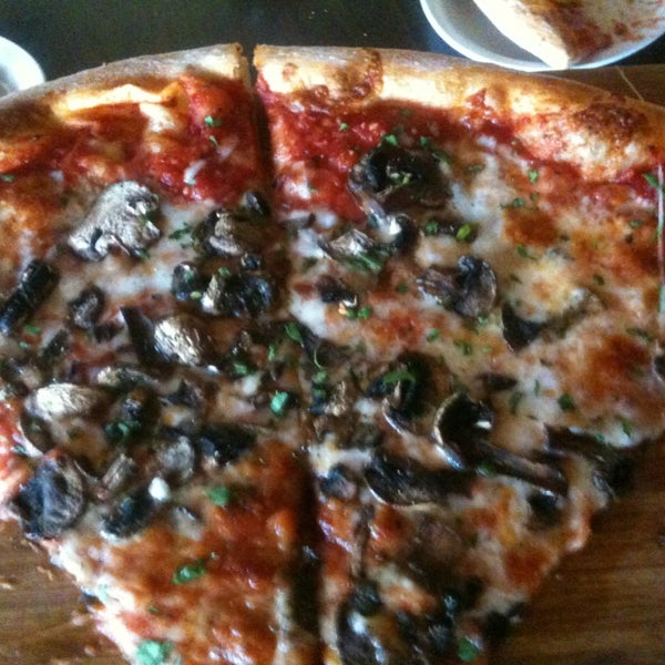 Foto scattata a Crust Pizza &amp; Wine Cafe da Mark W. il 6/6/2013