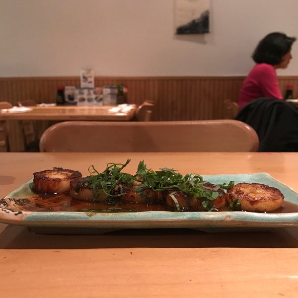 3/22/2017 tarihinde Derek T. K.ziyaretçi tarafından Ariyoshi Japanese Restaurant'de çekilen fotoğraf