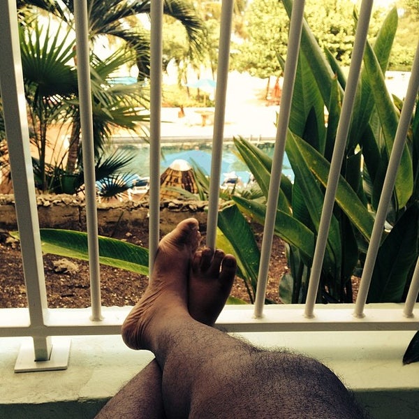 Das Foto wurde bei Coconut Court Beach Hotel von Matthew D. am 5/16/2014 aufgenommen