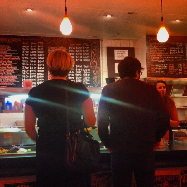 Foto tirada no(a) Dean&#39;s Diner por Tristram C. em 10/15/2013