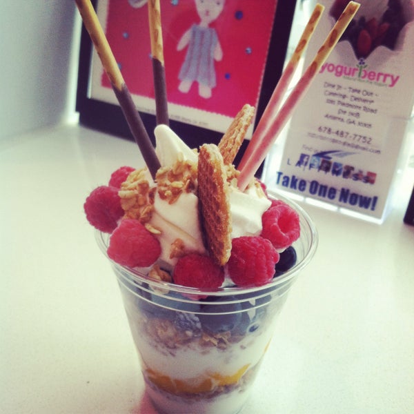 Photo prise au Yogurberry Frozen Yogurt Café par Maya T. le5/23/2013