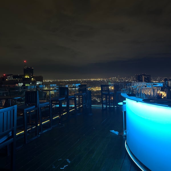 Foto tomada en Octave Rooftop Lounge &amp; Bar  por F 🔬 el 7/6/2023