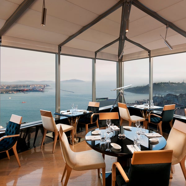 Das Foto wurde bei City Lights Restaurant &amp; Bar InterContinental Istanbul von City Lights Restaurant &amp; Bar InterContinental Istanbul am 9/11/2013 aufgenommen