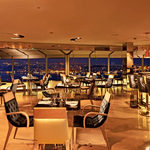 รูปภาพถ่ายที่ City Lights Restaurant &amp; Bar InterContinental Istanbul โดย City Lights Restaurant &amp; Bar InterContinental Istanbul เมื่อ 9/11/2013