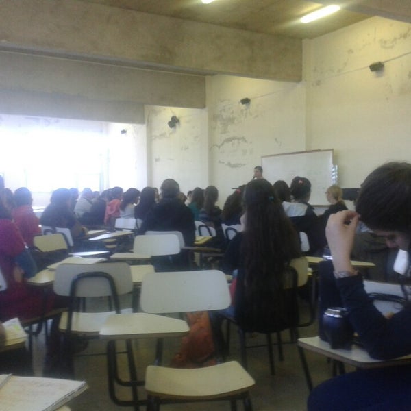 รูปภาพถ่ายที่ Facultad de Psicología - Udelar โดย Isa M. เมื่อ 8/21/2013