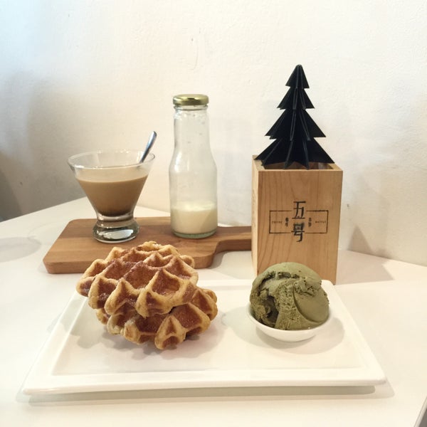 รูปภาพถ่ายที่ Cafe 5 (五号咖啡.松饼屋) โดย Christy P. เมื่อ 6/24/2017