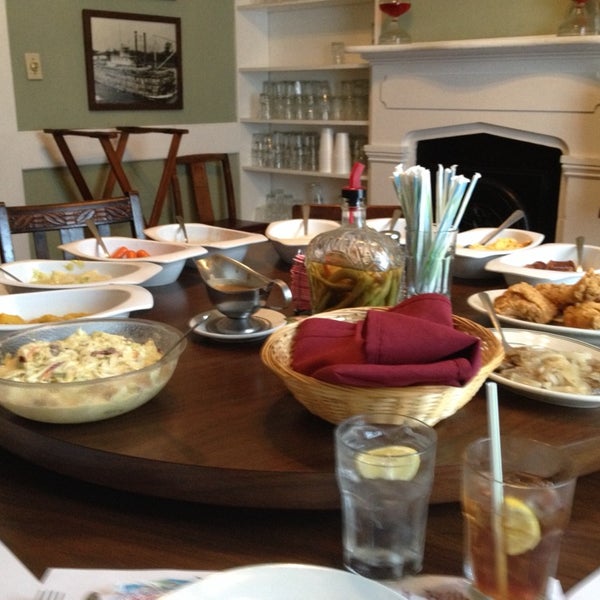Das Foto wurde bei Walnut Hills Restaurant &amp; Round Table von Leesha H. am 7/24/2014 aufgenommen