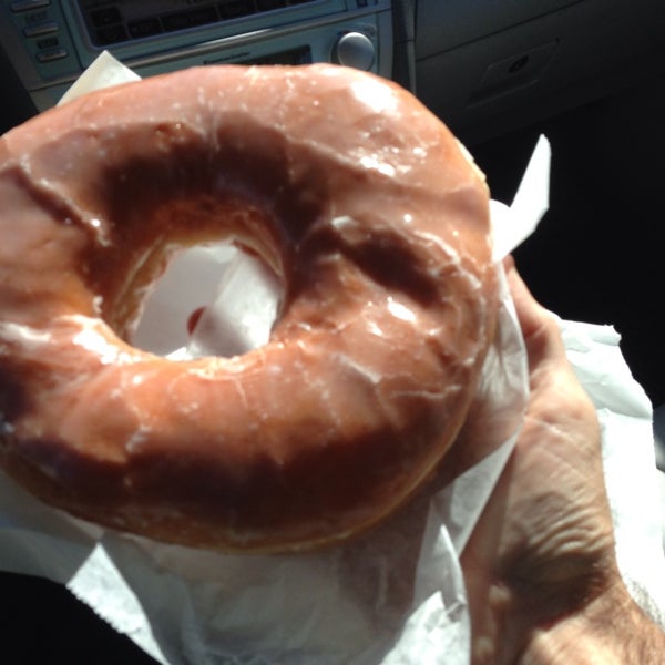 รูปภาพถ่ายที่ Dat Donut โดย M &amp; M. เมื่อ 9/12/2013