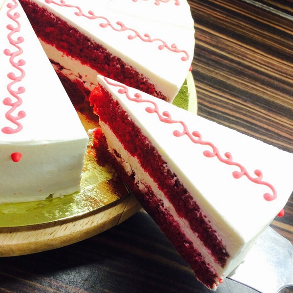 И снова новинка! Торт "Красный бархат" - это популярный американский торт из красного пышного бисквита с белоснежной глазурью .Попробуйте изысканный вкус десерта и оцените все его превосходства!