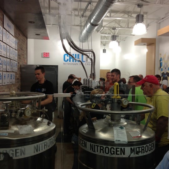 11/15/2012 tarihinde James D.ziyaretçi tarafından ChillN Nitrogen Ice Cream'de çekilen fotoğraf