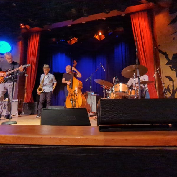 Foto diambil di Yoshi&#39;s Jazz Club &amp; Japanese Restaurant oleh Greg B. pada 10/16/2022