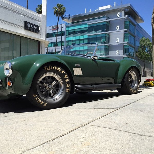 Снимок сделан в McLaren Auto Gallery Beverly Hills пользователем Billy U. 5/2/2015